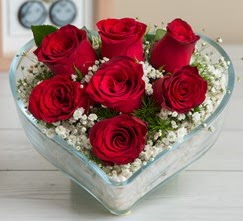 Kalp içerisinde 7 adet kırmızı gül  Bursa çiçek online çiçek siparişi 