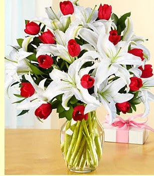  Bursa çiçek gönderme sitemiz güvenlidir  3 kazablanka 10 kırmızı gül vazosu